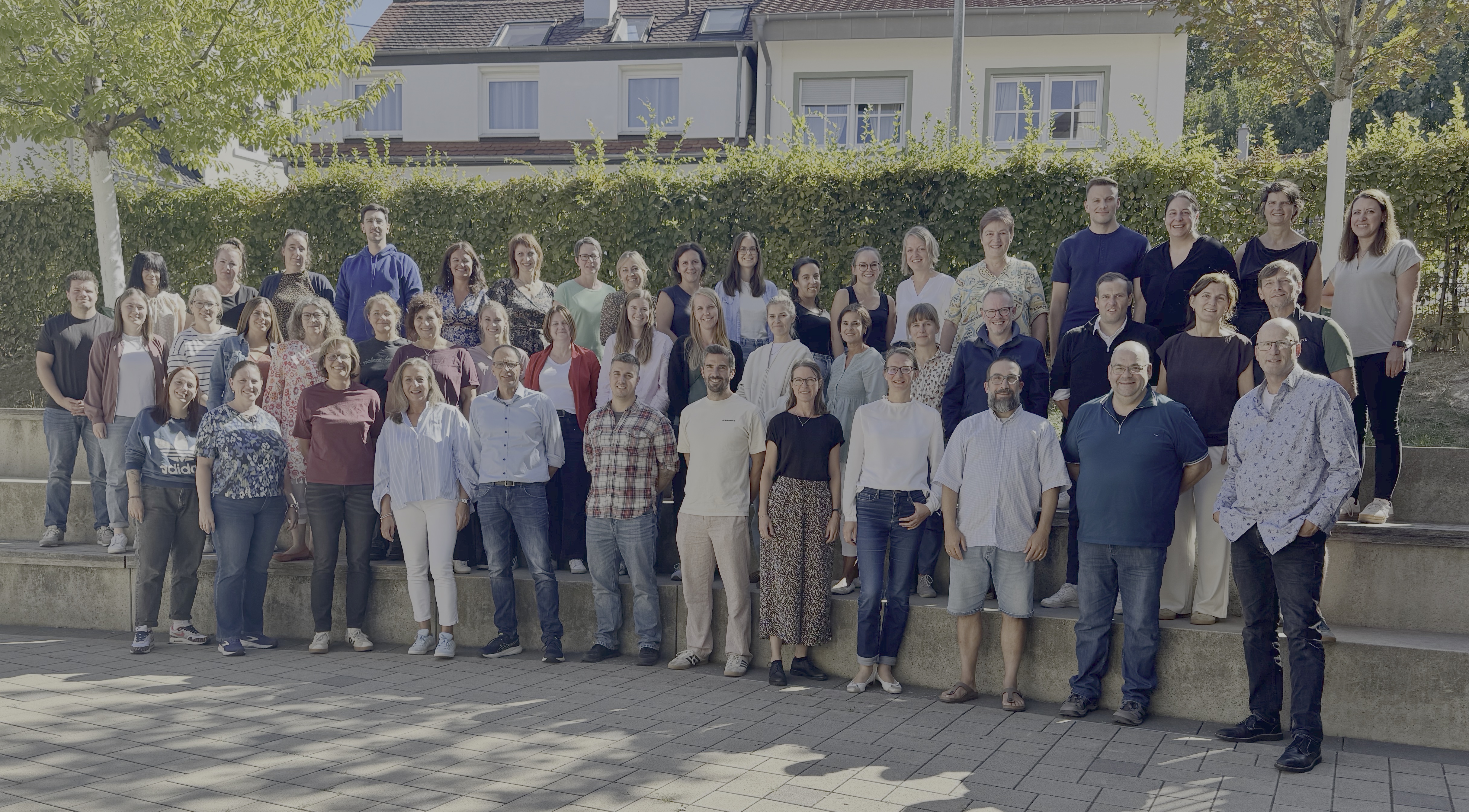 Auf dem Foto sind die Lehrkräfte und Mitarbeitenden der Musterschule abgebildet. Die Namen und Klassenzugehörigkeit finden Sie in der folgenden Übersicht.